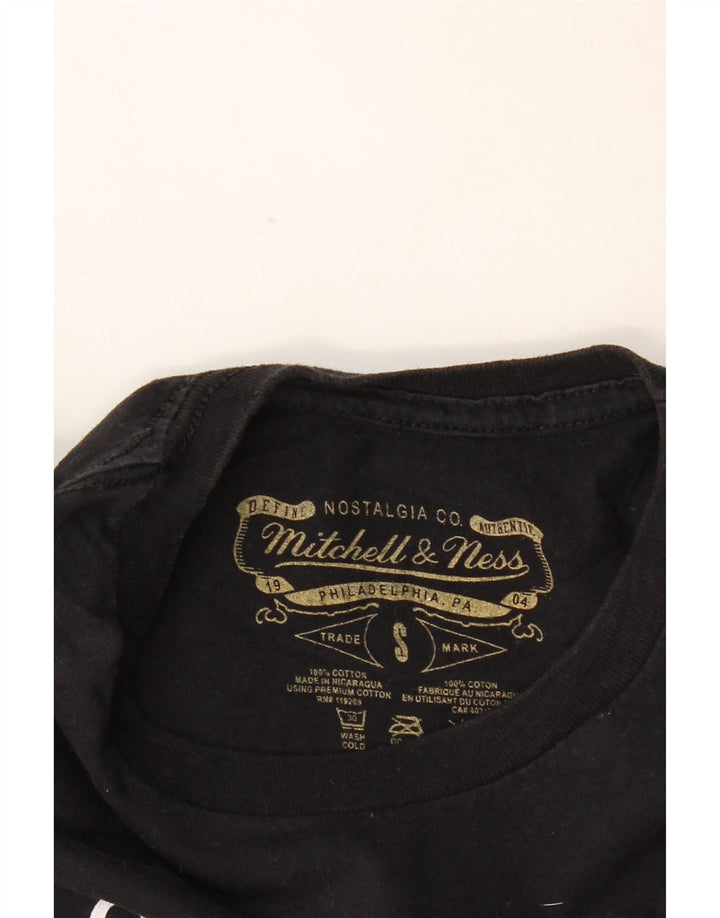 Camiseta masculina MITCHELL & NESS Los Angeles Lakers com estampa gráfica pequena preta