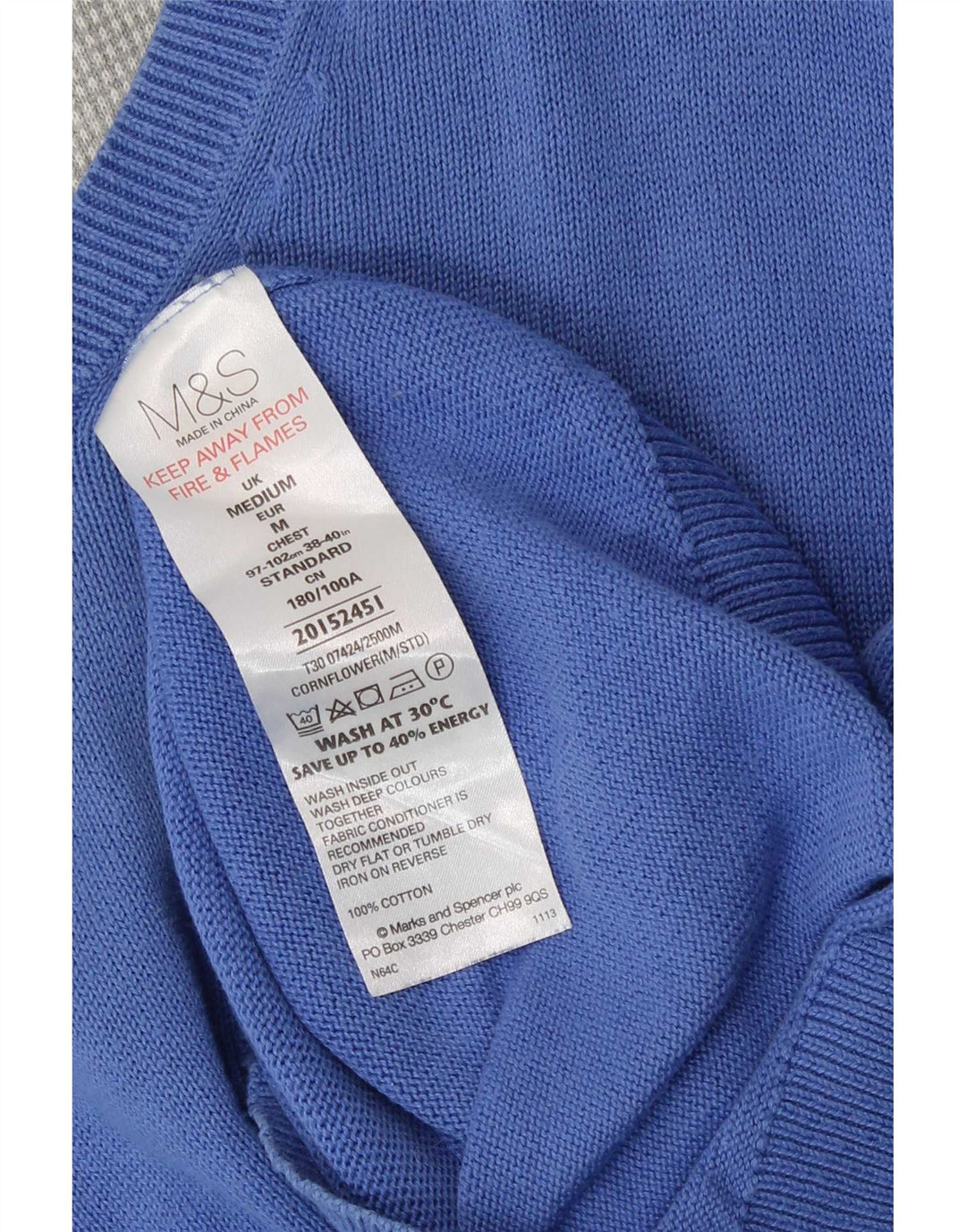 Suéter masculino Marks & Spencer com decote em V de algodão azul médio