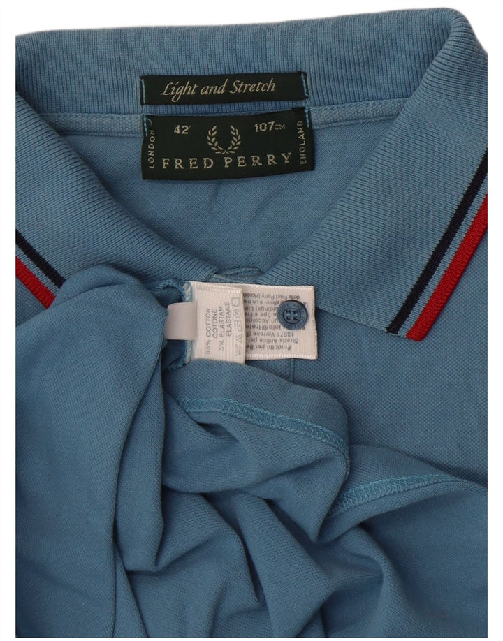 Camisa polo masculina leve e elástica Fred Perry de algodão azul médio
