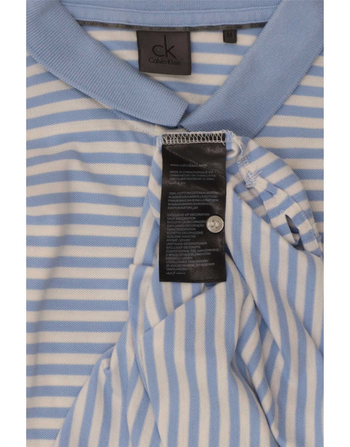 Camisa polo masculina Calvin Klein de manga curta com ajuste regular listrado azul médio